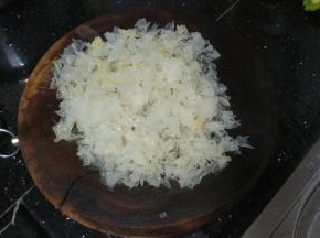 泡软的雪耳切碎