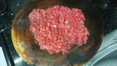 少许牛肉剁碎搅拌成肉末，加入油，盐，生粉，白糖拌均匀备用
