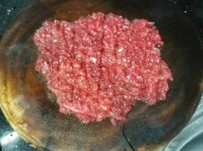 少许牛肉剁碎搅拌成肉末，加入油，盐，生粉，白糖拌均匀备用

