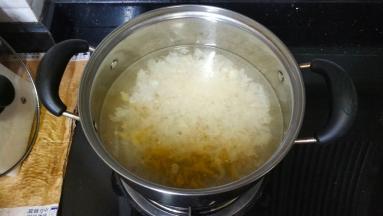 锅里倒入清水3-4碗大火煮沸后加入姜末，雪耳碎和花胶条，慢慢煮15-20分钟左右煮制绵软
