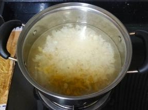 锅里倒入清水3-4碗大火煮沸后加入姜末，雪耳碎和花胶条，慢慢煮15-20分钟左右煮制绵软
