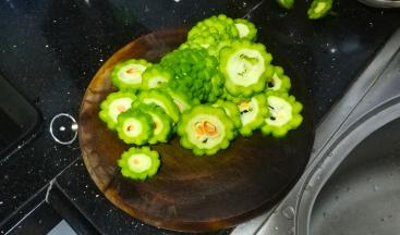 苦瓜洗净切片