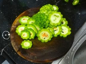 苦瓜洗净切片