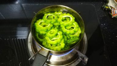 去掉瓜瓤，焯水