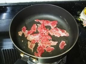 锅里热油，放入牛肉片煎熟
