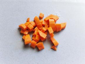 胡萝卜去皮洗干净，切丁。