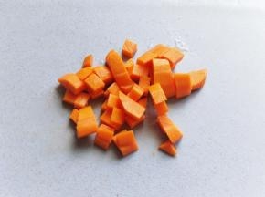 胡萝卜去皮洗干净，切丁。