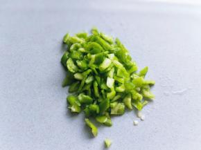 青椒洗干净，去根，去籽，切丁。