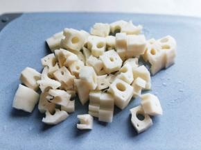 莲藕去皮，冷水冲洗，切丁。