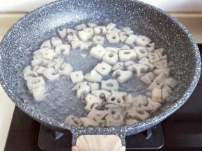 莲藕丁焯水，水烧开后倒入藕丁，煮2分钟。