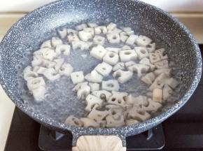莲藕丁焯水，水烧开后倒入藕丁，煮2分钟。