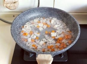 加入胡萝卜丁煮1分钟，捞出淋干水分。