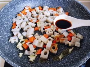 起油锅，加入蒜炒香，将焯水的胡萝卜丁，莲藕丁倒入锅中，加入生抽，翻炒均匀。