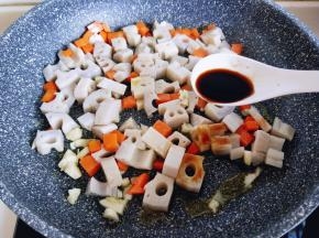 起油锅，加入蒜炒香，将焯水的胡萝卜丁，莲藕丁倒入锅中，加入生抽，翻炒均匀。