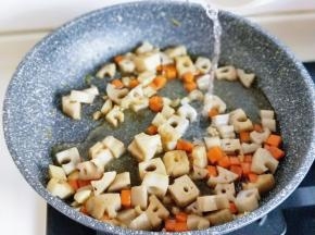 加入半小碗纯净水。