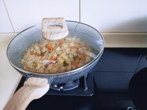 盖上盖子，焖煮2分钟。