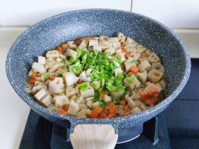 2分钟后加入青椒丁，快去翻炒均匀，即可关火！