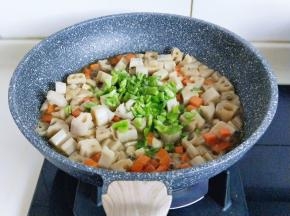 2分钟后加入青椒丁，快去翻炒均匀，即可关火！