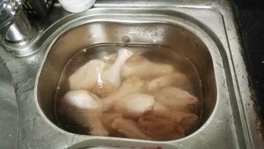 鸡脚、鸡翅用水浸泡半小时后洗净沥干水分