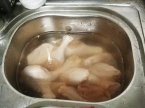 鸡脚、鸡翅用水浸泡半小时后洗净沥干水分