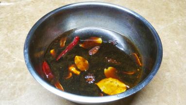 调味料和香料加水放大碗里浸泡半小时（如想增色可加上老抽）
