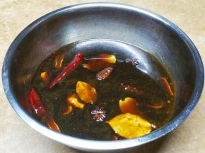 调味料和香料加水放大碗里浸泡半小时（如想增色可加上老抽）