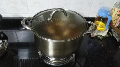 盖上盖子，卤汁烧开后关火焖1小时，oK！