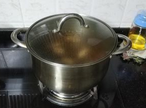 盖上盖子，卤汁烧开后关火焖1小时，oK！