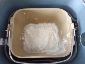 首先来制作汉堡胚，将主材料中除黄油和盐的其他材料按顺序放入面包桶，开启搅拌功能