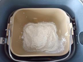 首先来制作汉堡胚，将主材料中除黄油和盐的其他材料按顺序放入面包桶，开启搅拌功能