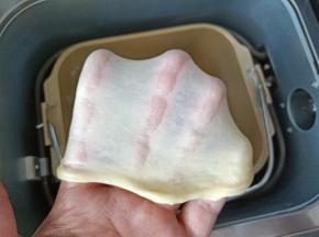至面团可以撑出薄膜（不需要手套膜)