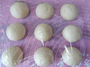 将面团排气后平均分成9份，每份大概52克