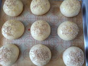 二次发酵完成后刷一层蛋液，撒上芝麻