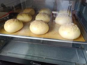 放入预热好的烤箱，上下火180度，中层烤20分钟左右，注意上色  及时加盖锡纸