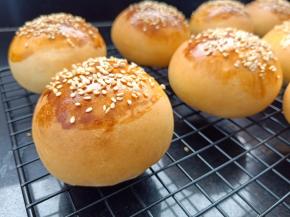 烤好的蛋糕胚放晾网上降温