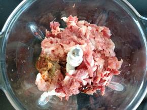 接下来制作汉堡的肉饼，把调料放入猪肉中，用绞肉机绞成肉糜