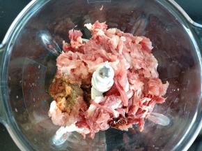 接下来制作汉堡的肉饼，把调料放入猪肉中，用绞肉机绞成肉糜