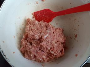 静置10几分钟，让肉糜充分吸收调料