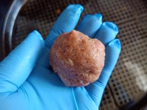 肉糜平均分成9份，，取一份按扁