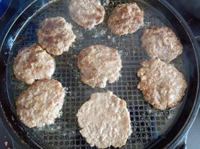 电饼铛中倒入适量的油，将肉饼放上去，煎至两面金黄(这一步可以用平底锅，肉饼也可以裹一层面包糠再煎)