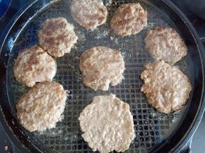 电饼铛中倒入适量的油，将肉饼放上去，煎至两面金黄(这一步可以用平底锅，肉饼也可以裹一层面包糠再煎)