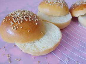 将汉堡胚从中间切开，按自己的喜好夹入你喜欢的食材和酱料