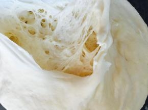 1、波兰种提前制作。将酵母加到水中充分溶解后，加入高粉，搅拌均匀后，室温发酵或者放入冰箱发酵。待它表面产生气泡。内部呈蜂窝状视为发酵完成。