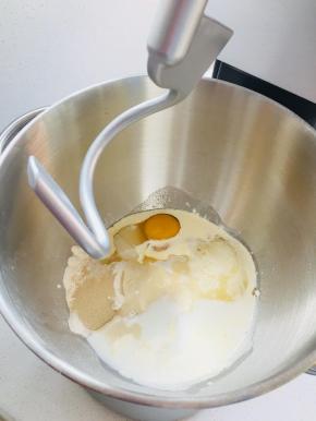 2、将除了黄油之外的所有材料放入到厨师机揉成团，盐与酵母要分开放置。出现粗膜后，加入软化的黄油，揉出手膜