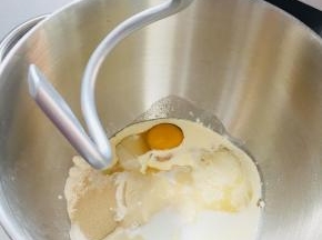 2、将除了黄油之外的所有材料放入到厨师机揉成团，盐与酵母要分开放置。出现粗膜后，加入软化的黄油，揉出手膜