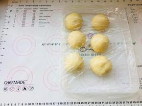 4、一发后，将面团平均分成6份，滚圆。表面覆盖保鲜膜，松弛20分钟。