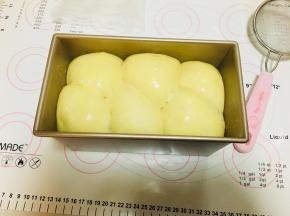 7、发酵至8分满后，表面涂鸡蛋液