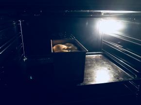 9、烤箱上火150，下火200烤20分钟后，转上火150，下火180再烤10分钟。