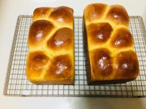 出炉后立刻脱模，放置于烤网上摊凉