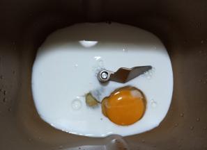 面包机先放入牛奶和鸡蛋。